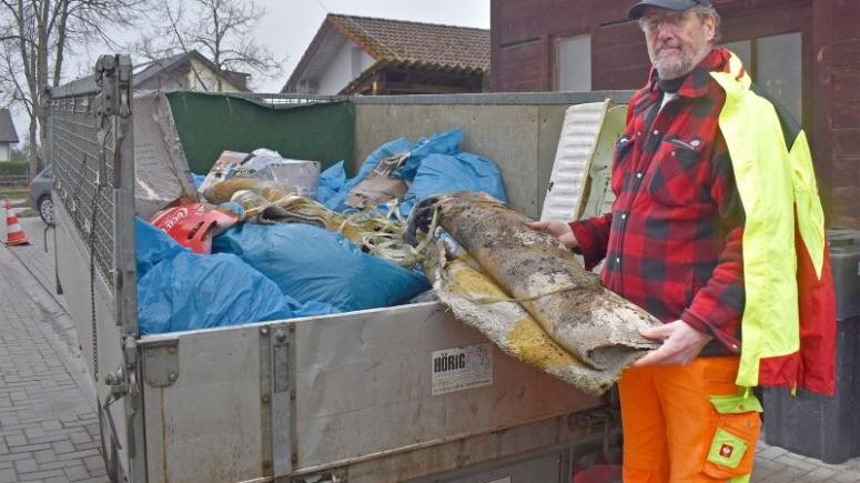 Bauhofleiter Streiling beim Müllsammeln