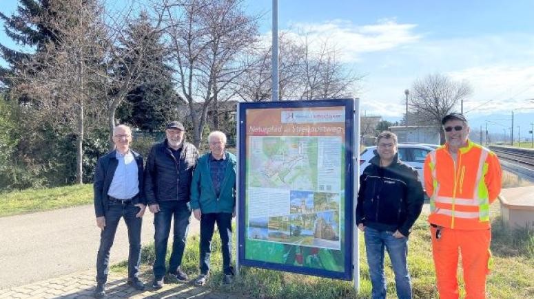 BM Wein mit allen Beteiligten vor Wandertafel