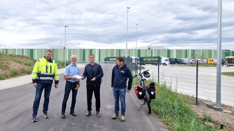 Mitte: Robert Wein, Gemeinde Bischweier; Sebastian Hägele, Panattoni| Links: Christian Piel (GOLDBECK International GmbH, Panattoni) Rechts: Simon Graf (Grötz Bauunternehmung)