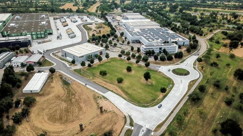 Vorne links die neue Straße „Uchtweide“ von der Kreisstraße zum ICC und zu Logopack.Rechts die „Hardrainstraße“ vom neuen Kreisverkehr bis DLS.Foto: Simon Föry, Freiwillige Feuerwehr Bischweier