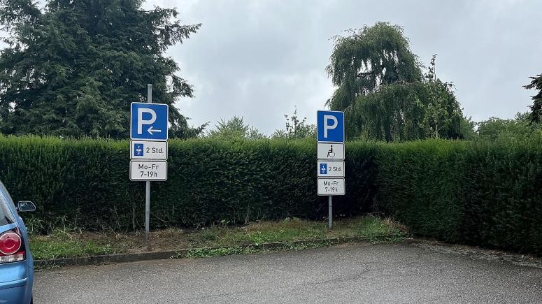 neue Parkschilder auf Friedhof Bischweier