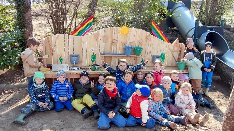 Matschküche und Kindergartenkinder