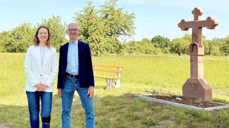 Bürgermeister Wein mit Bürgermeisterin Jox vor dem Wegekreuz