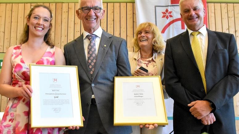 Herr Wein bei der Verleihung der Ehrenbürgerschaft und Ehrennadel