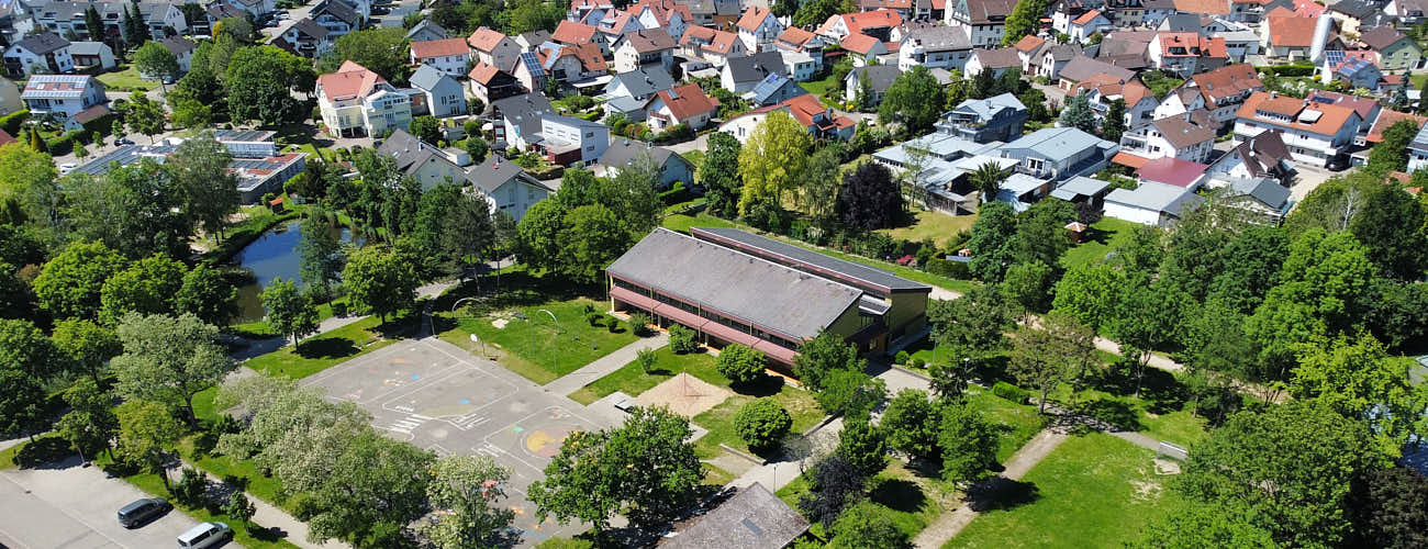 Luftbild Grundschule mit umliegenden Häusern