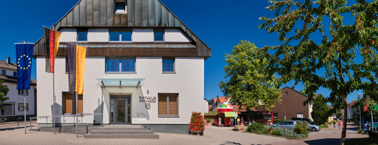 Rathaus Bischweier mit Fahnen
